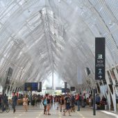 Gare de Montpellier Saint-Roch - Le hall et les brumisateurs en action (Juillet 2014)